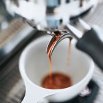 Ekspres do kawy outlet - jak zaoszczędzić na zakupie ulubionego napoju?